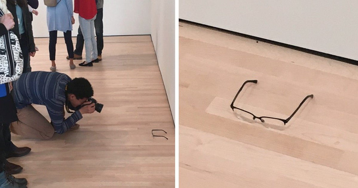 Deixaram uns óculos no chão de Museu, e todos acharam que era Arte