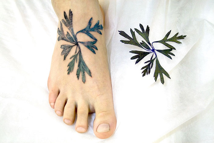 Tatuadora usa flores como molde para conseguir tatuagens realmente únicas