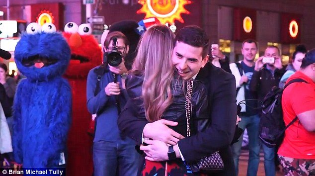 Este pedido de casamento, feito em Times Square, é a coisa mais romântica que vais ver hoje