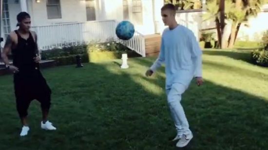 Justin Bieber e Neymar numa troca de bola