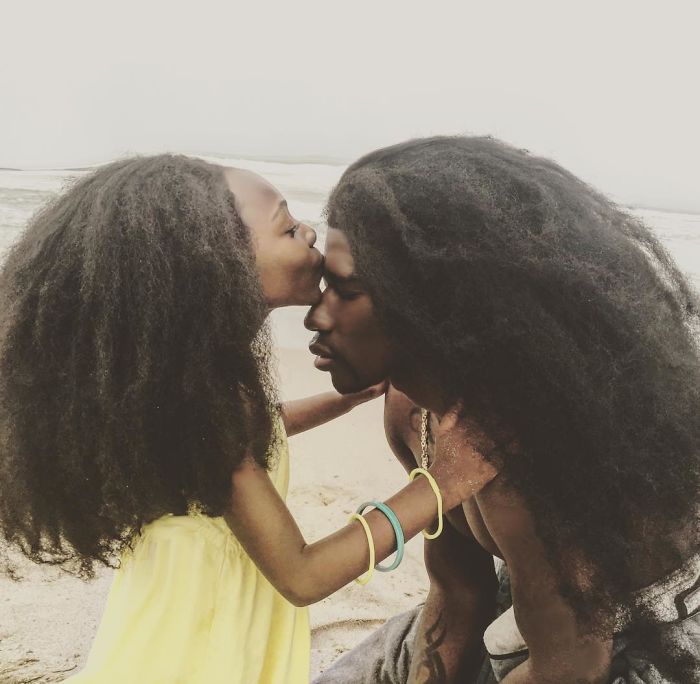 Pai e filha conquistam o Instagram exibindo com orgulho os seus cabelos afro