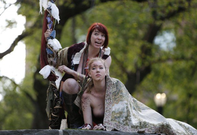 Nuas em peça de teatro de Shakespeare para lutar pela liberdade corporal, e de expressão