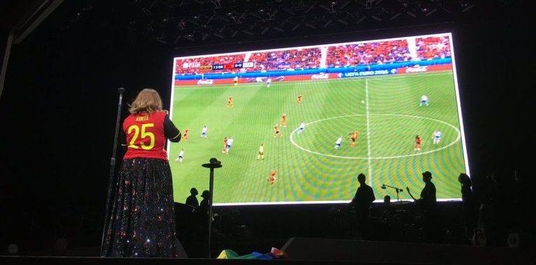 Adele interrompe concerto para assistir à estreia do Euro 2016