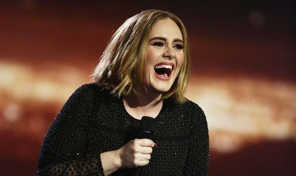 Adele canta musica de Spice Girls e o público delira