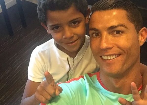 Cristiano Ronaldo Jr. faz surpresa ao pai no dia do seu aniversário