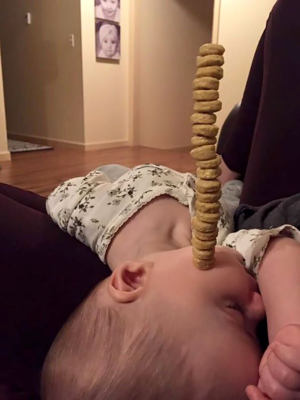 Pais competem para ver quem empilha mais Cheerios em cima dos bebés