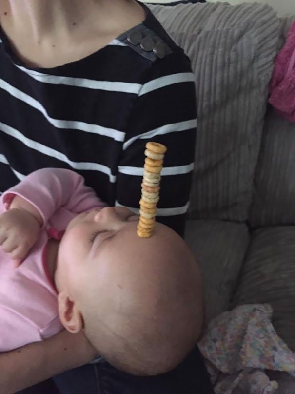 Pais competem para ver quem empilha mais Cheerios em cima dos bebés