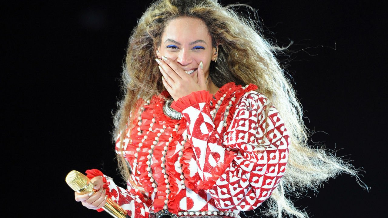 Beyoncé fica com cenário na mão enquanto canta.