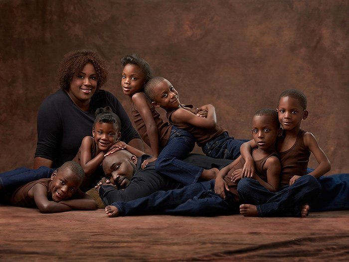 Estes 6 gémeos recrearam esta fotografia, 6 anos depois