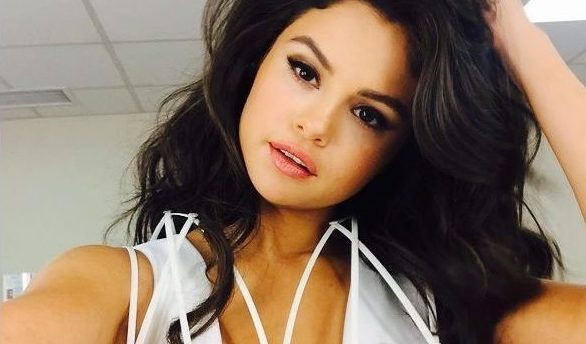 Selena Gomez surpreende fã com Facetime