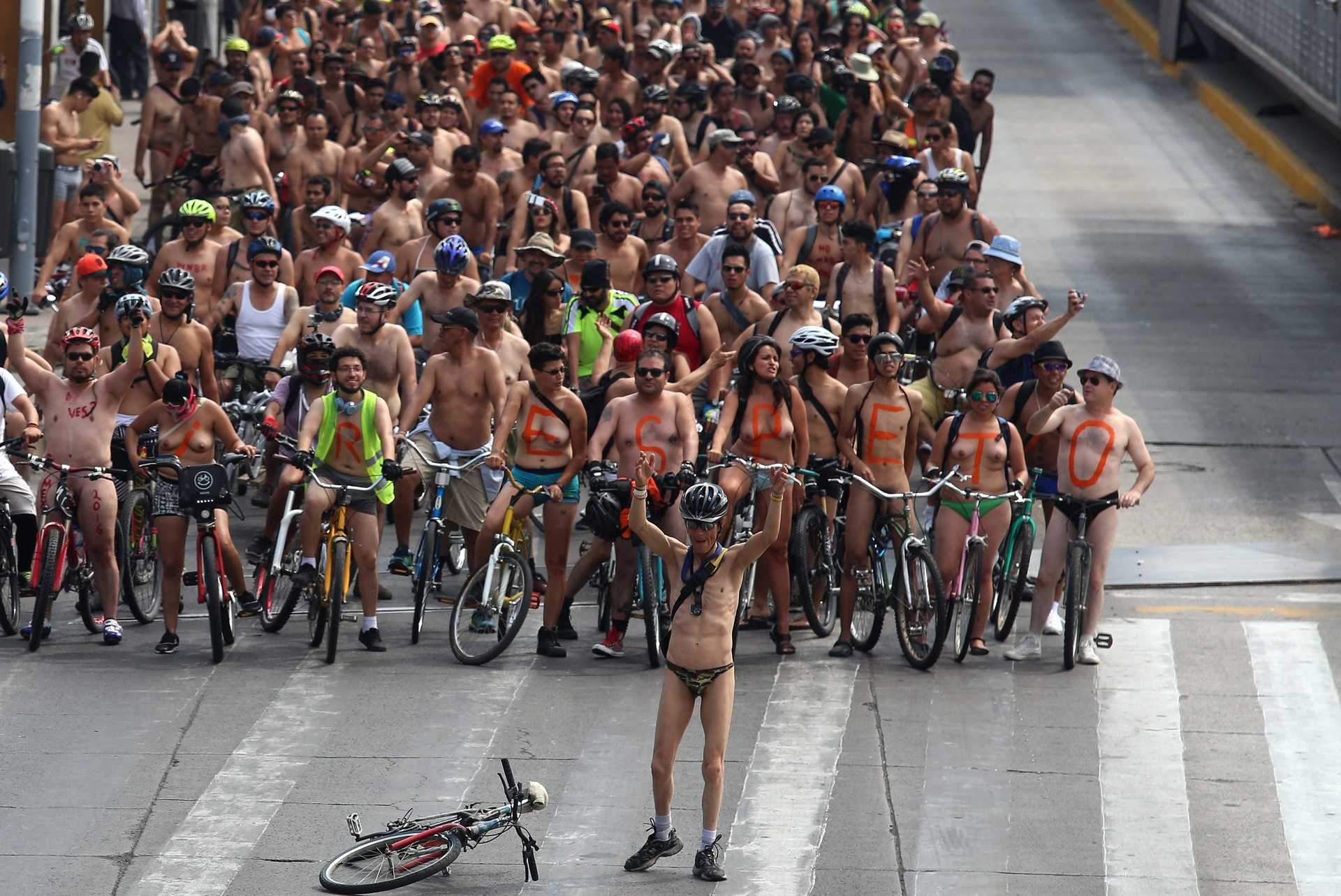 Ciclistas protestaram nus em Londres, contra os automóveis