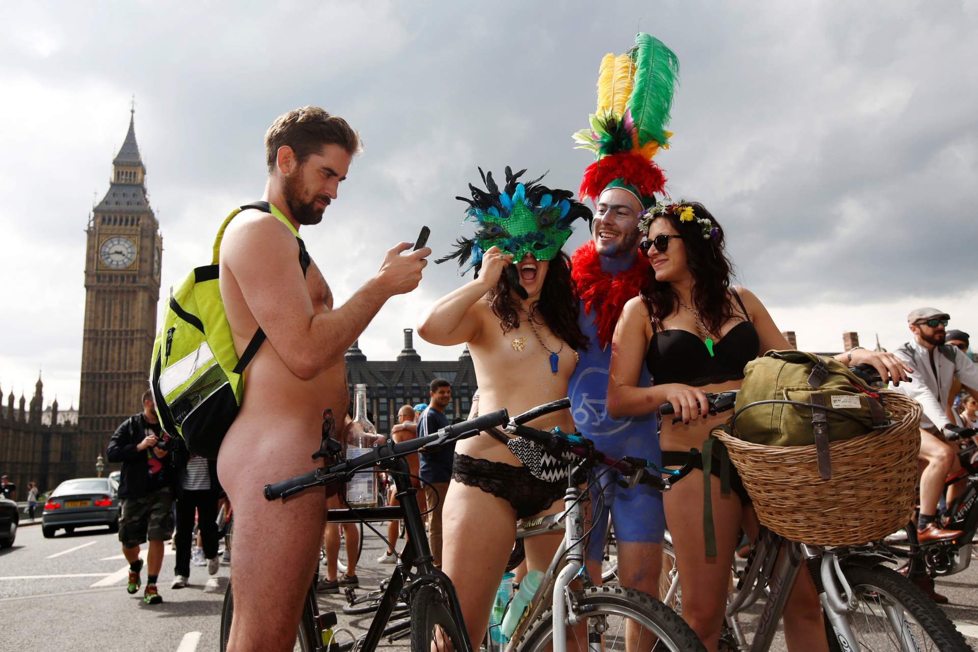 Ciclistas protestaram nus em Londres, contra os automóveis