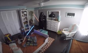 Acorda o filho vestido de Darth Vader e a reação da criança é incrível