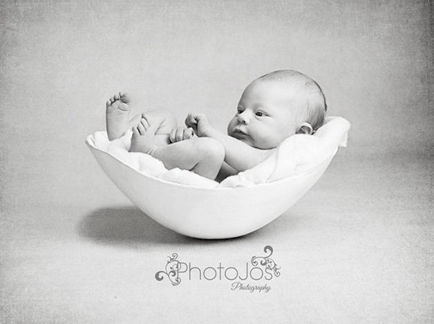Fotógrafa volta a colocar bebés nas barrigas das mães, em sessão inspiradora