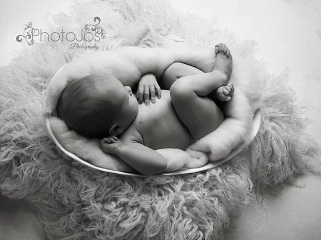 Fotógrafa volta a colocar bebés nas barrigas das mães, em sessão inspiradora