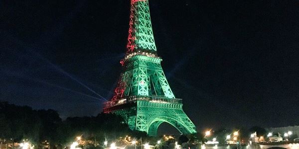 As fotografias da Torre Eiffel em Paris, iluminada com as cores de Portugal