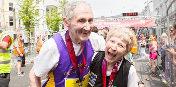 Casal de 80 anos corre de mãos dadas a sua última maratona