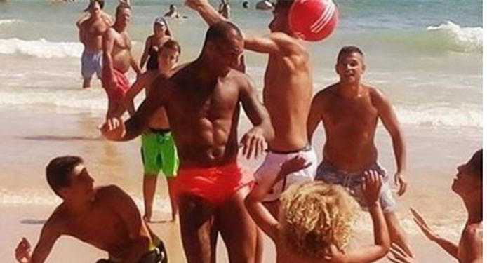 Ricardo Quaresma faz praia no Algarve, e não recusa uma selfie