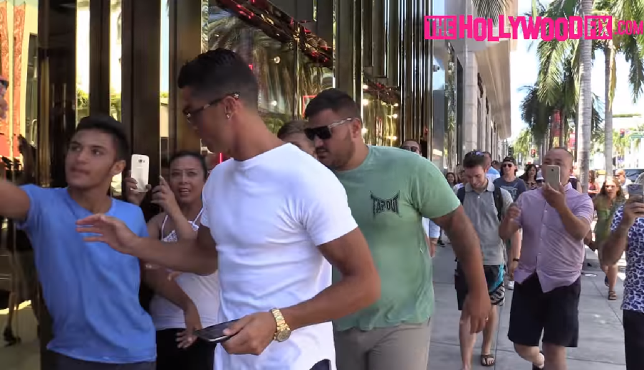 Cristiano Ronaldo empurrou fã que tentava tirar uma selfie