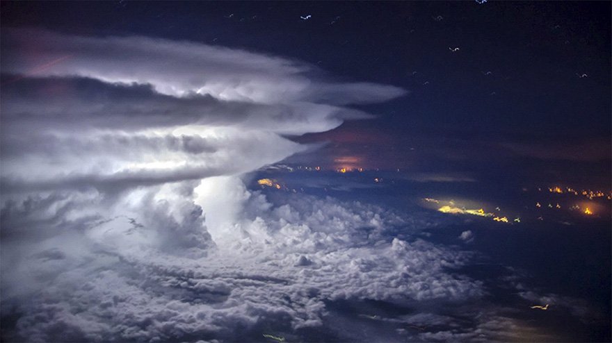 Piloto voa por baixo de tempestade, para captar a fotografia perfeita