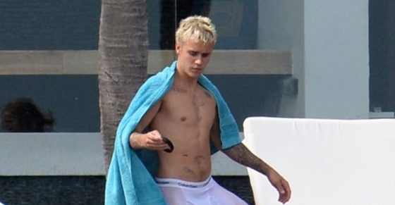 Justin Bieber leva as fãs à loucura graças às suas cuecas brancas molhadas