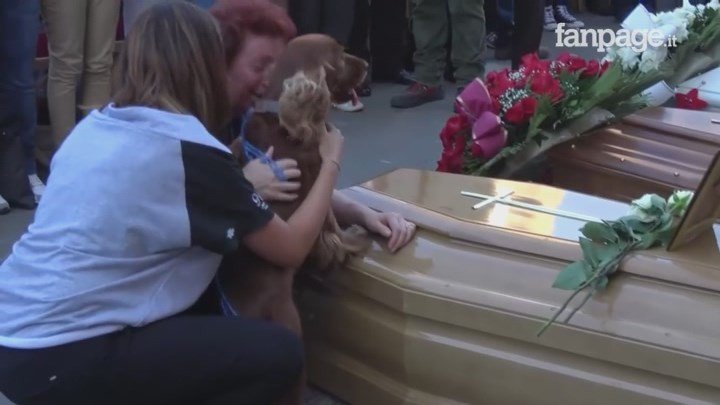 Cão não larga o caixão do dono, vítima dos sismos em Itália