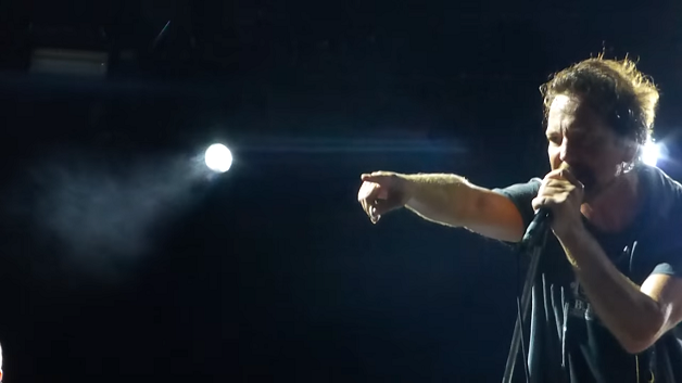 Eddie Vedder pára concerto dos Pearl Jam para expulsar homem que agredia mulher