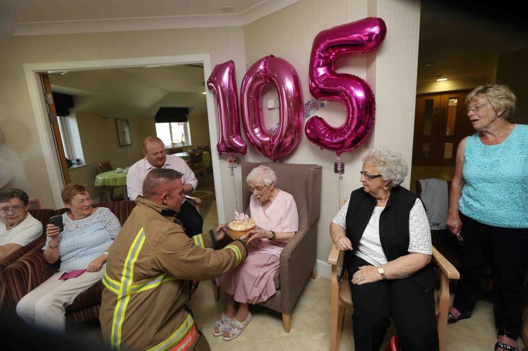 Avó de 105 anos pede &#8220;Bombeiros tatuados&#8221; para o seu aniversário