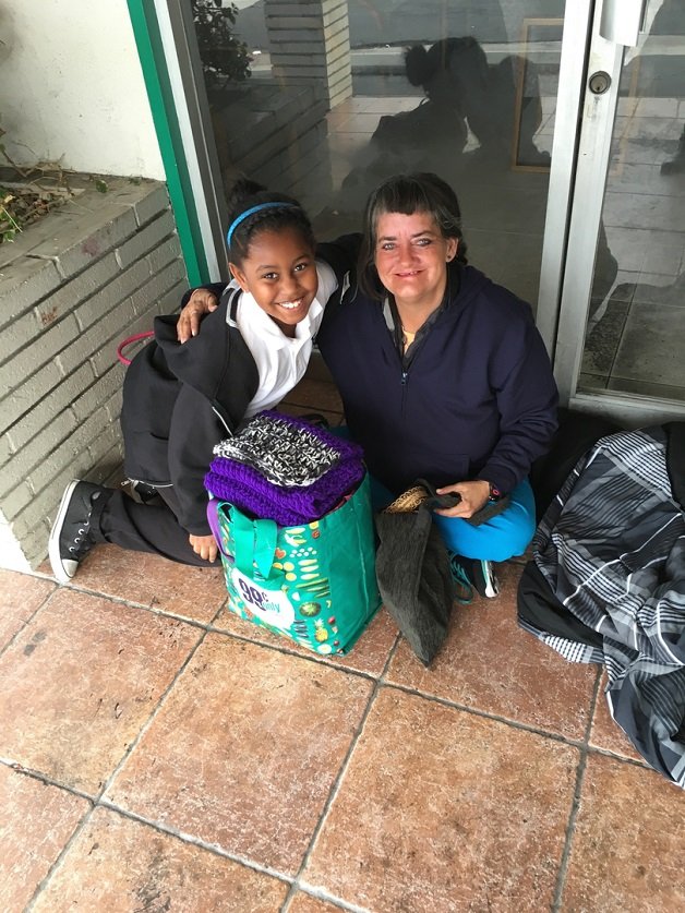 Menina de 9 anos faz bolsas com produtos de higiene para distribuir aos sem-abrigo