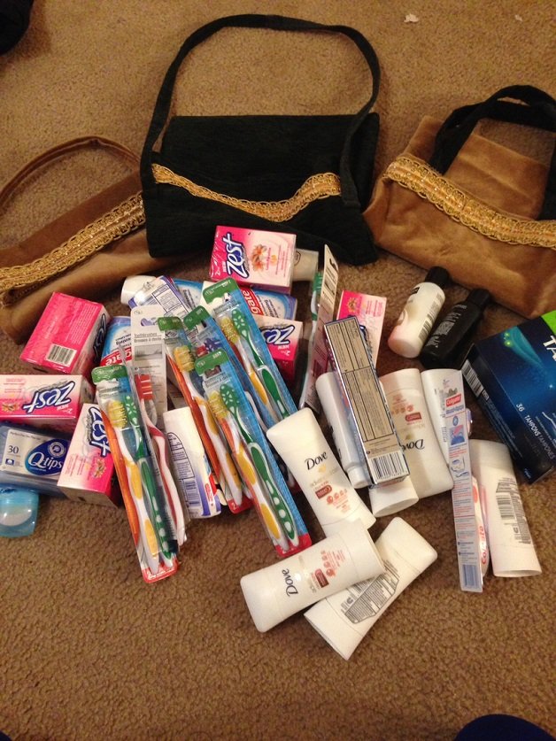 Menina de 9 anos faz bolsas com produtos de higiene para distribuir aos sem-abrigo