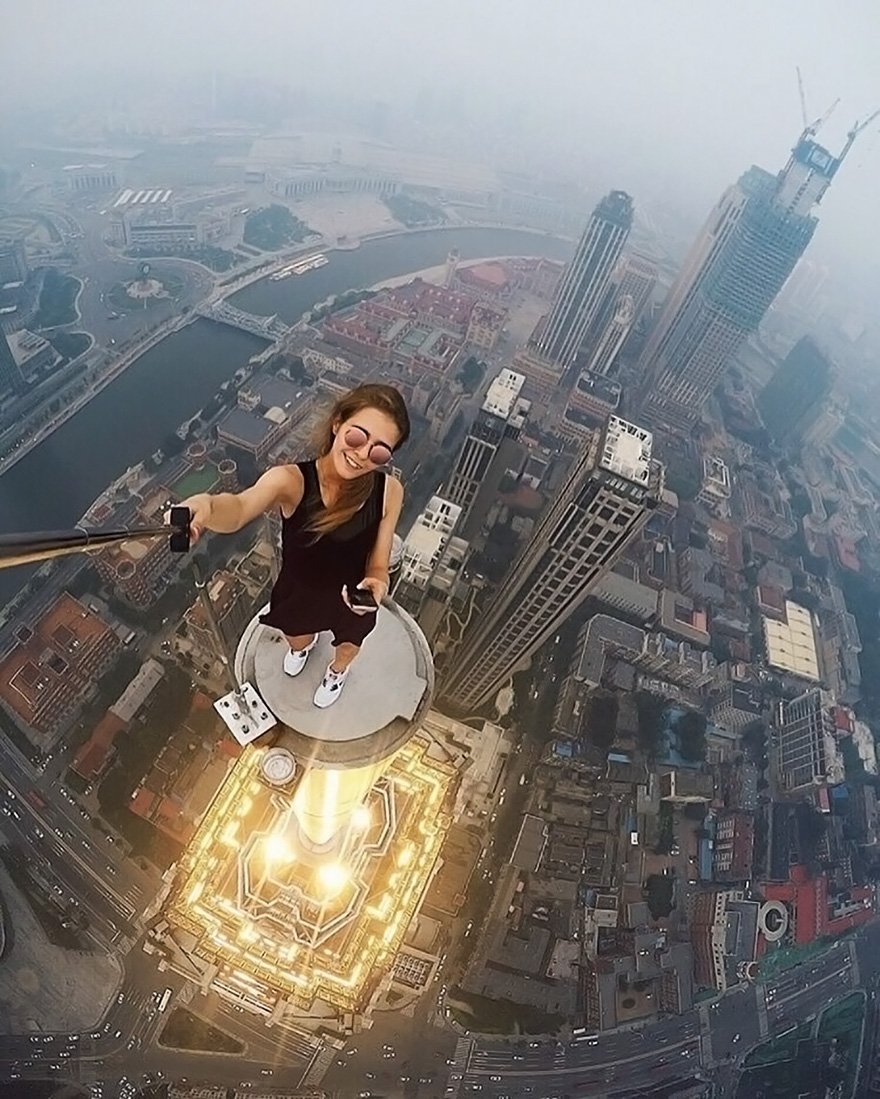 Jovem russa arrisca para tirar selfies nos locais mais arriscados