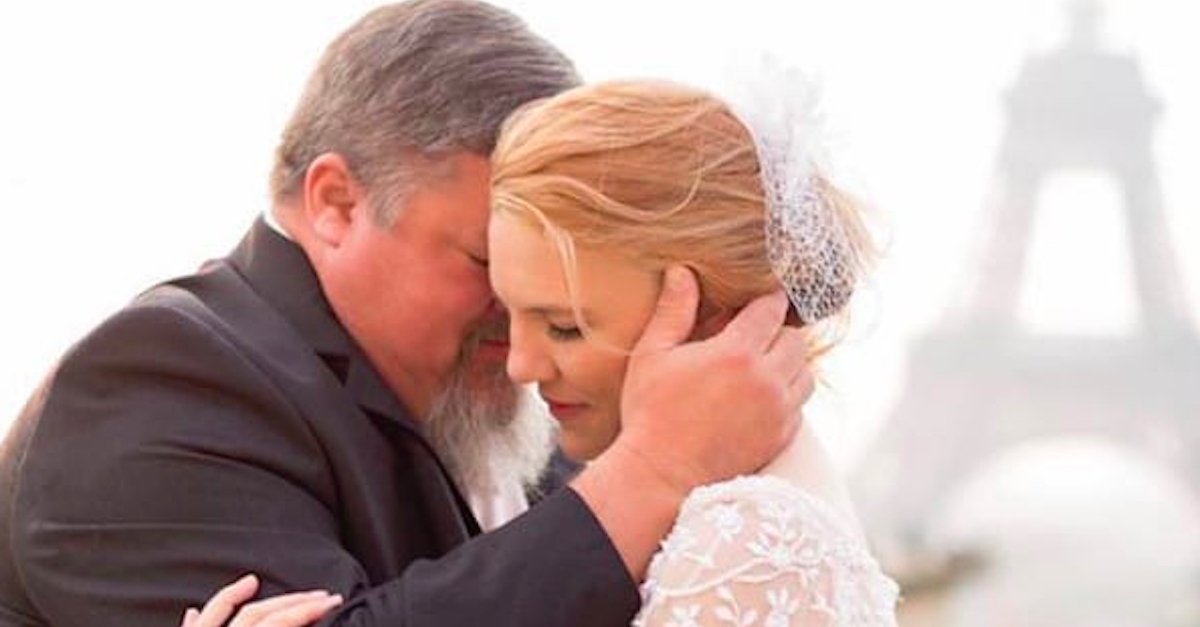 Pai da noiva morre momentos depois de dançar com a filha no casamento