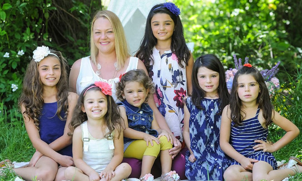 Mãe solteira adota seis irmãs, para que elas não se separassem