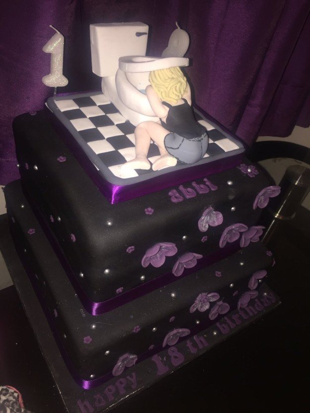 Mãe transforma fotografia de ressaca da filha, em bolo de aniversário
