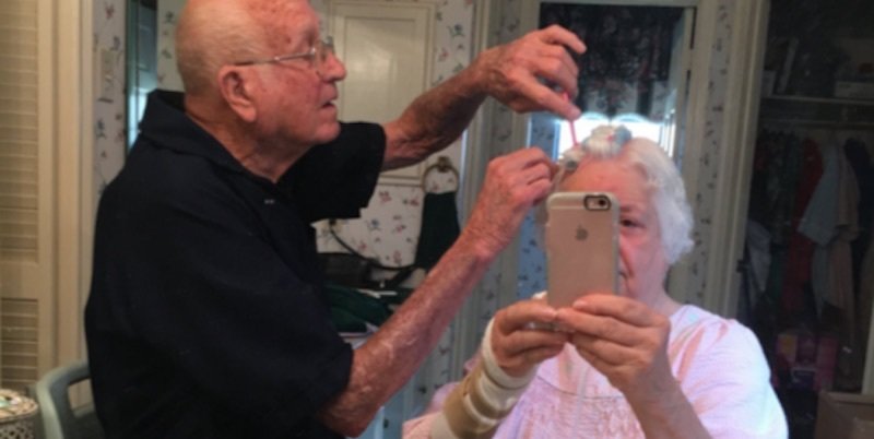 Fotografia de idoso a arranjar o cabelo à esposa, fica viral pelas melhores razões