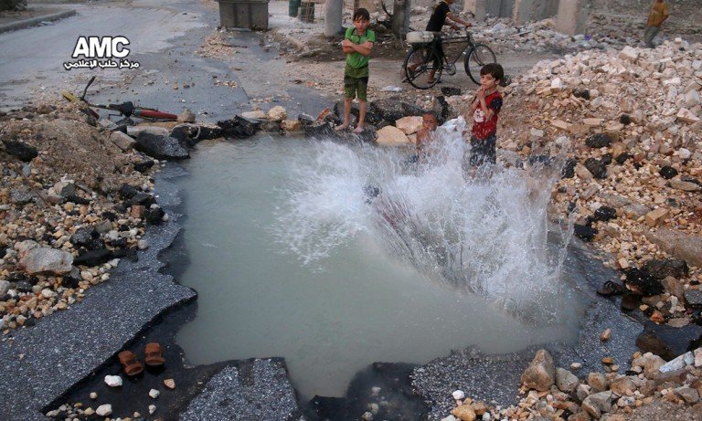 Síria: crianças brincam em &#8220;piscina&#8221; numa cratera aberta por uma bomba