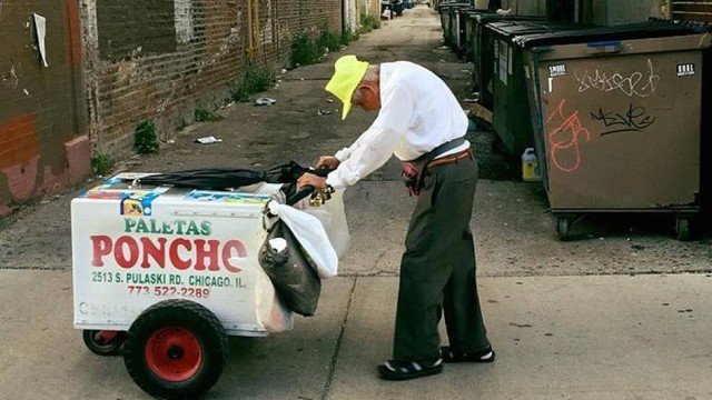 Vende gelados na rua aos 89 anos por necessidade, e gera onda de solidariedade