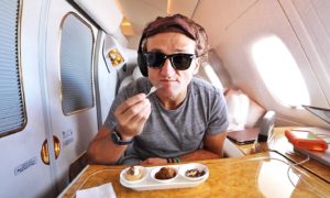 Como é viajar em primeira classe na Emirates? São 19.000€, e o vídeo explica