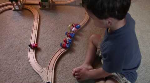 Menino de 2 anos resolve o &#8220;dilema do comboio&#8221; de forma surpreendente