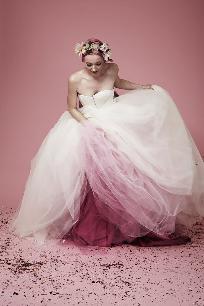 Vestido de noiva tingido é a nova tendência para colorir ainda mais um dia tão especial