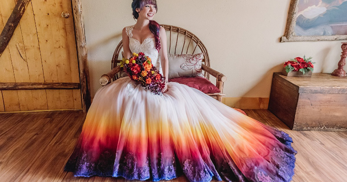 Vestido de noiva tingido é a nova tendência para colorir ainda mais um dia tão especial