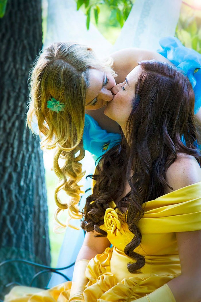 Elas vestiram-se de Bela e Cinderela para as fotografias do noivado, e a internet gostou