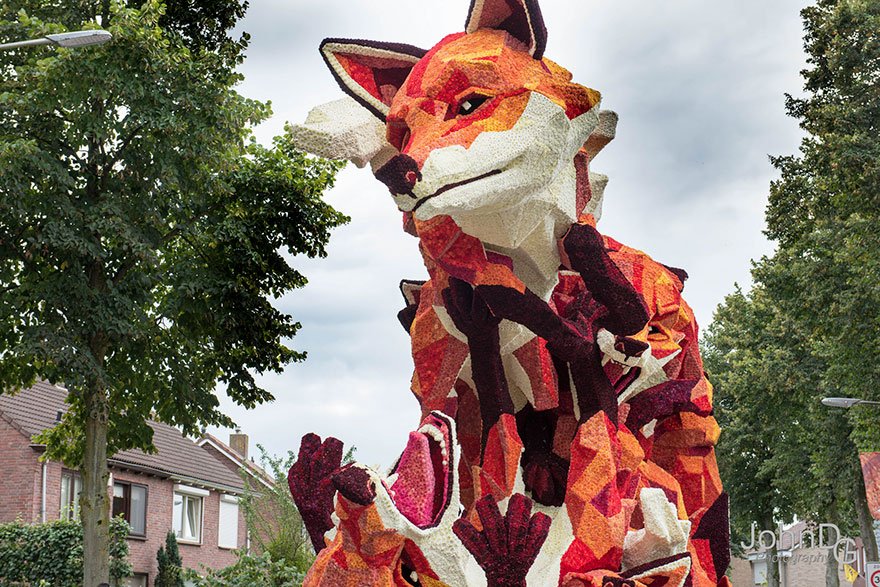 10 esculturas gigantes feitas com flores, no maior desfile do mundo realizado na Holanda