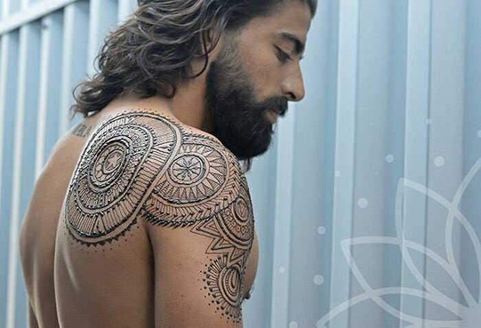 A moda das tatuagens Henna, agora para homens