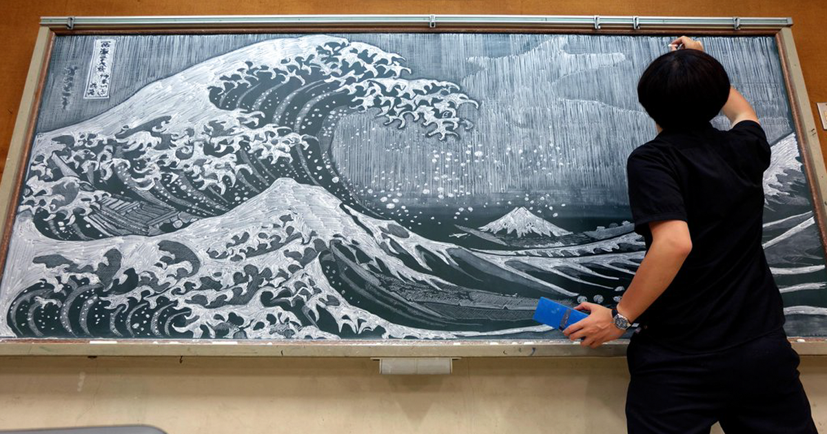 Professor surpreende os alunos com talento fora do comum para desenhar no quadro