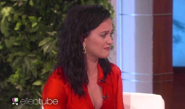 Katy Perry faz surpresa a fã, mas quem chora é ela