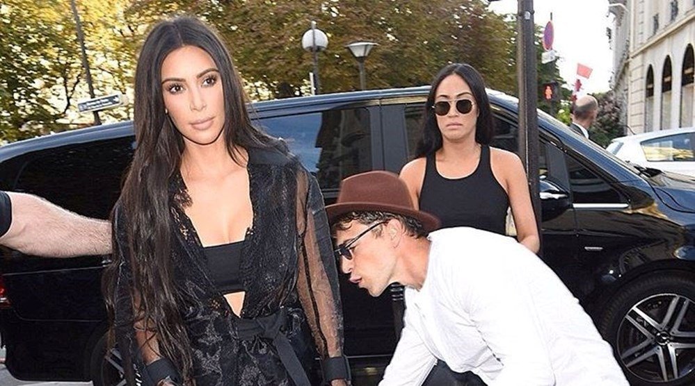 Tenta beijar o rabo de Kim Kardashian, mas acaba placado pela segurança