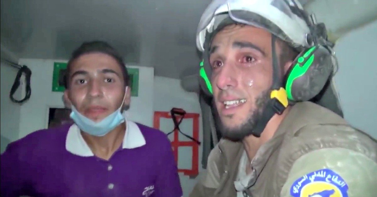 Resgata bebé dos escombros na Síria, e não consegue conter a emoção
