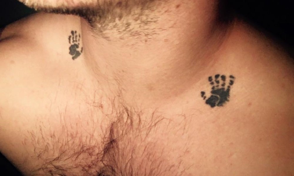 Pai tatuou as mãos do filho no pescoço. O motivo está a comover a internet