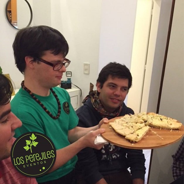 6 jovens com Síndrome de Down, abrem negócio de pizzas ao domicílio, e fazem sucesso